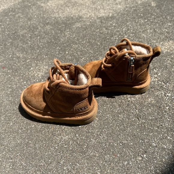 Uggs - Toddler Size 7 - Picture 5 of 11